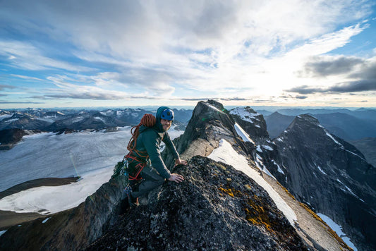 hombre en la cima de la montaña