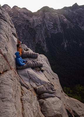 hombres en sacos de dormir