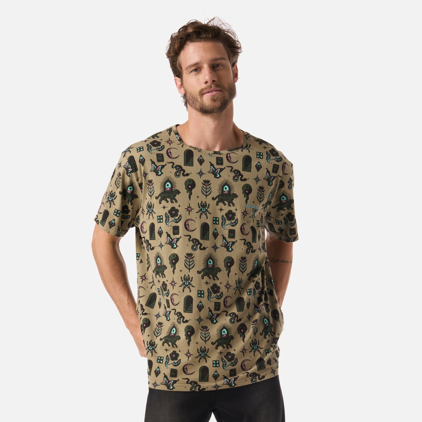 Polera Hombre Esoterica Print Verde Militar Haka Honu
