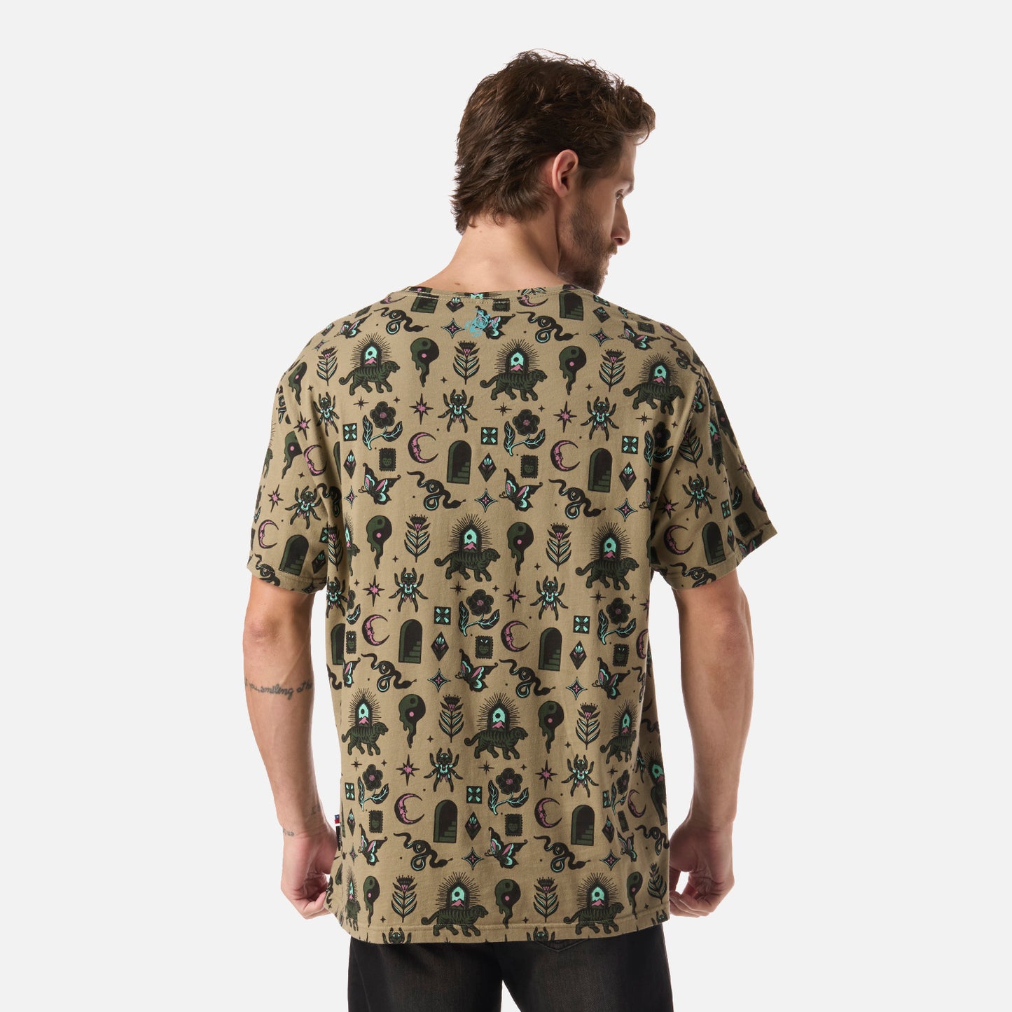Polera Hombre Esoterica Print Verde Militar Haka Honu