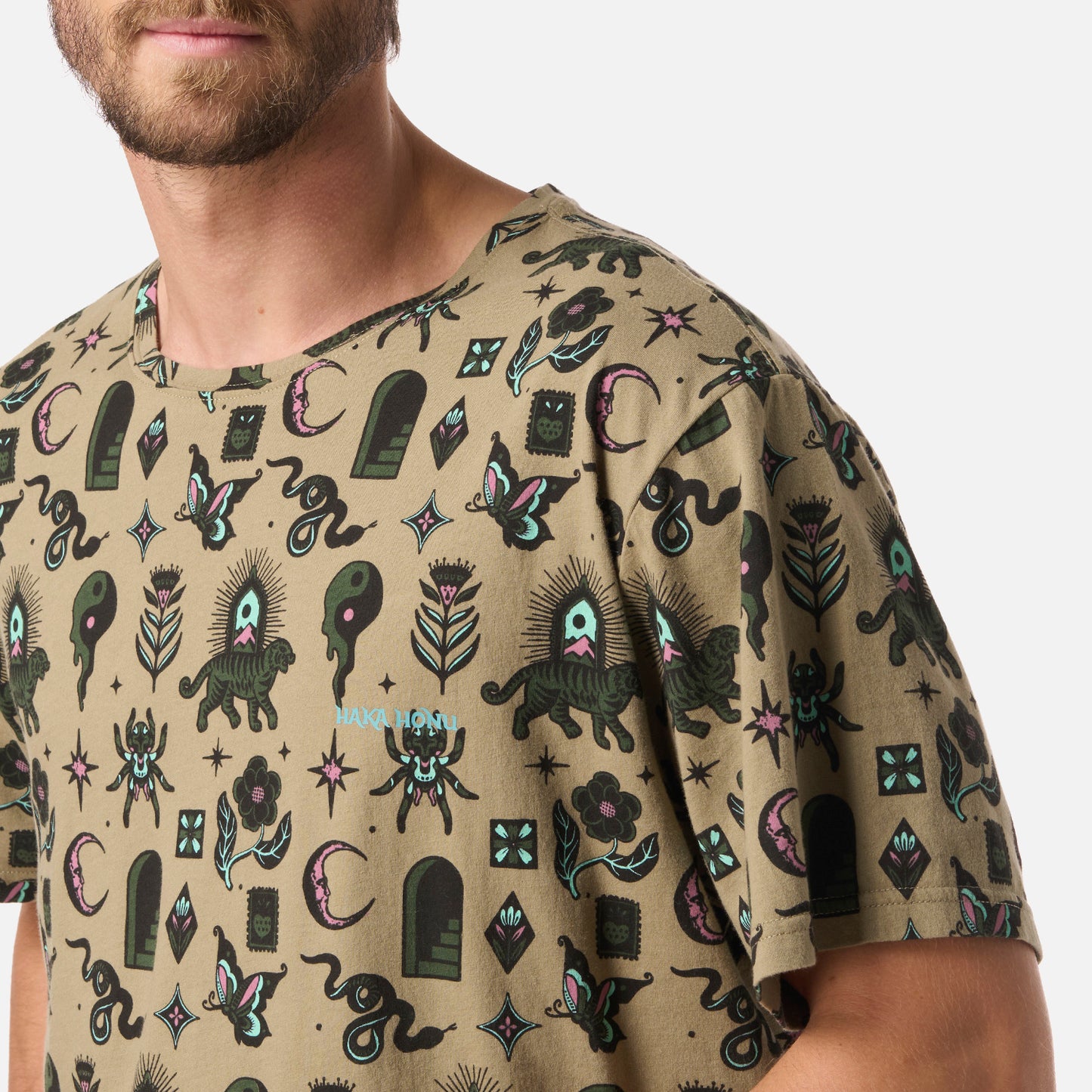 Polera Hombre Esoterica Print Verde Militar Haka Honu