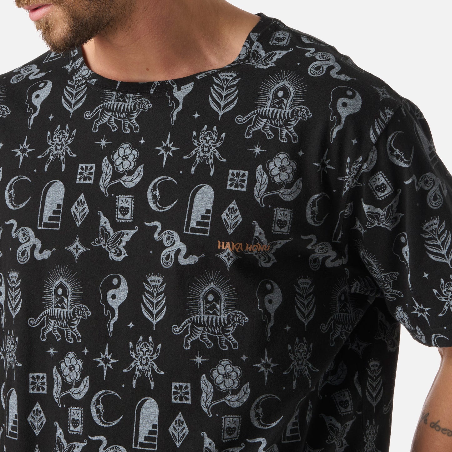 Polera Hombre Esoterica Print Negro Haka Honu